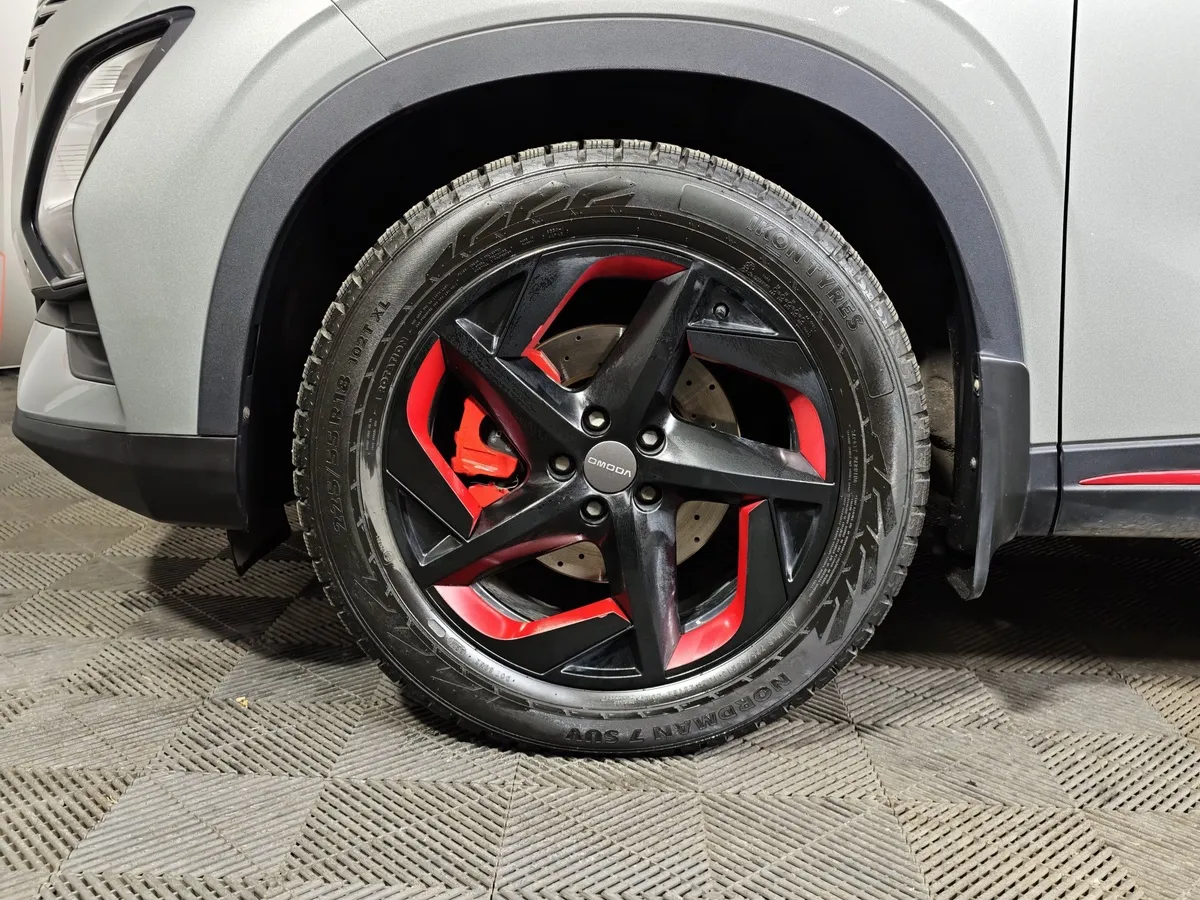 Omoda C5 1.6T DCT 4WD (150 л.с.) Supreme (двухцветный, красные элементы экстерьера) Серый в АВИЛОН. Слайд №9