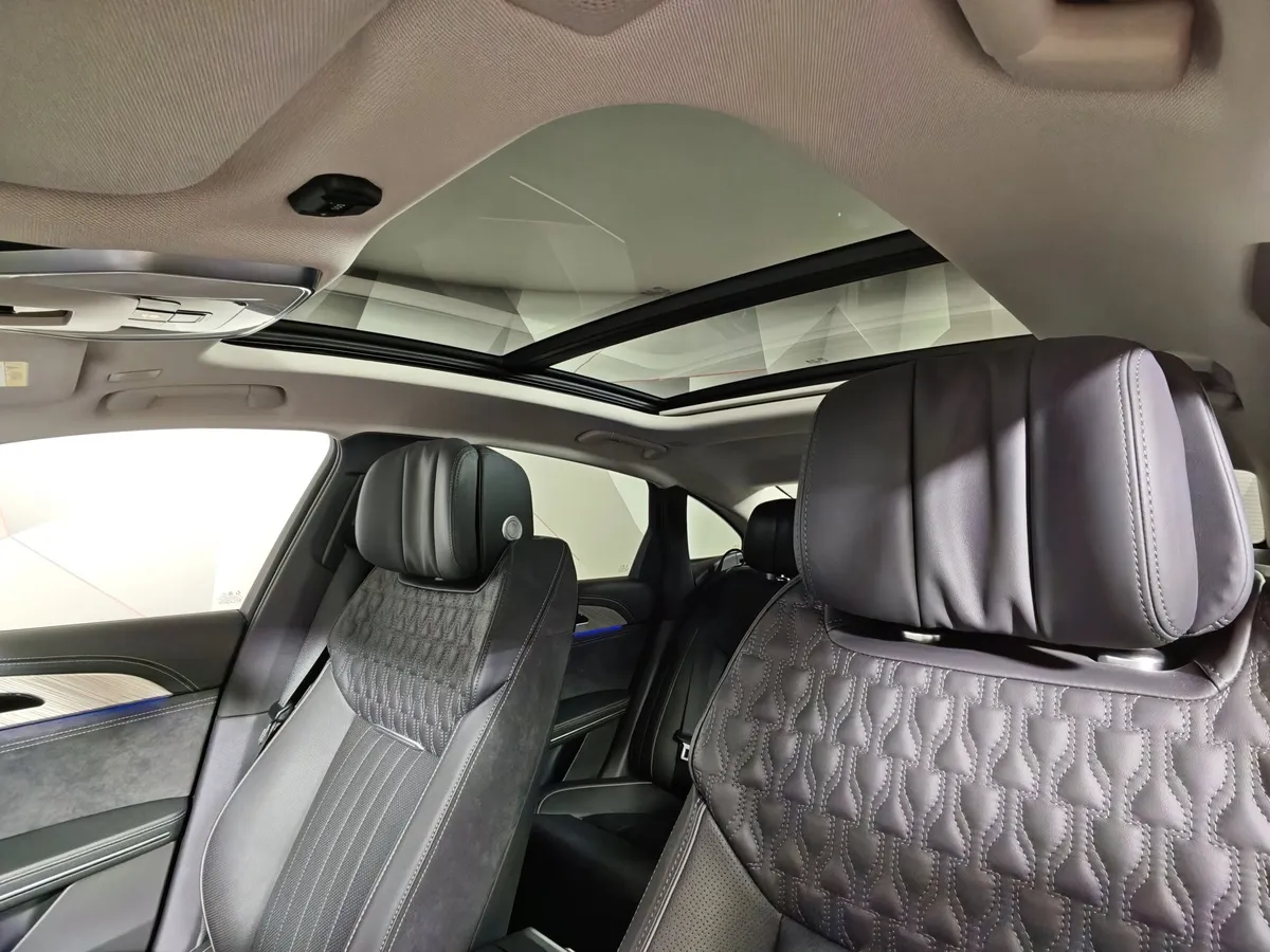 Hongqi H9 2.0T AT (245 л.с.) Делюкс двухцветный Черный в АВИЛОН. Слайд №25