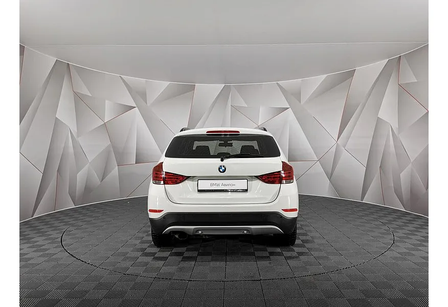 BMW X1 sDrive18i AT (150 л.с.) Базовая. Локальная сборка Белый в АВИЛОН. Слайд №4