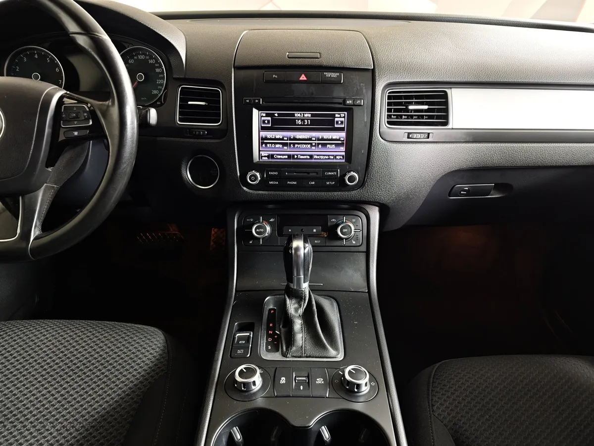 Volkswagen Touareg 3.6 FSI Tiptronic 4Motion (249 л.с.) V6 FSI Серебристый в АВИЛОН. Слайд №15