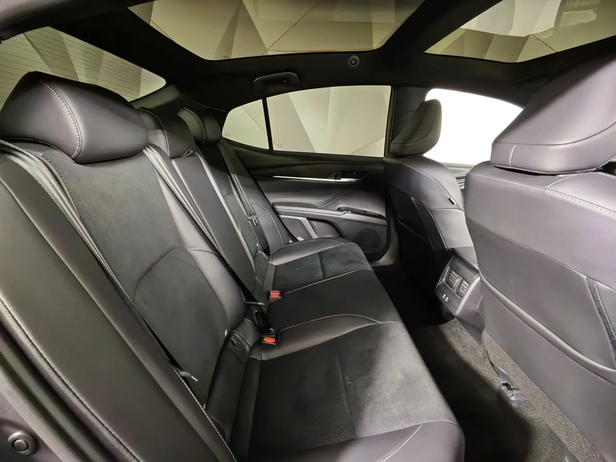 Toyota Camry 2.0h CVT (197 л.с.) Sport Plus Серый в АВИЛОН. Слайд №16