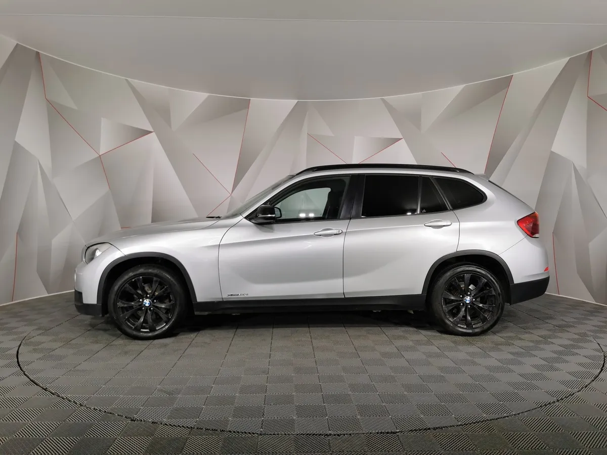 BMW X1 xDrive20i AT (184 л.с.) Серебристый в АВИЛОН. Слайд №5