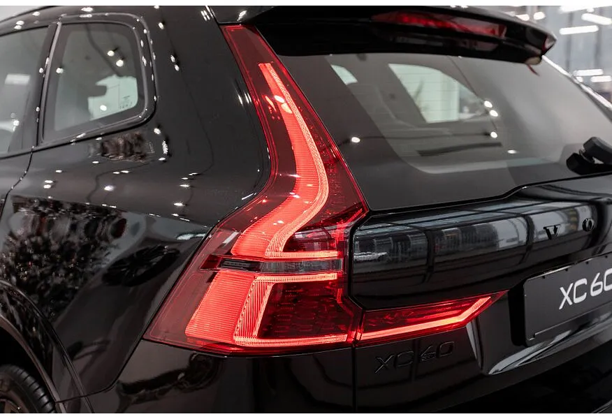 Volvo XC60 2.0 B5 8AT AWD (250 л.с.) Ultra Черный в АВИЛОН. Слайд №19