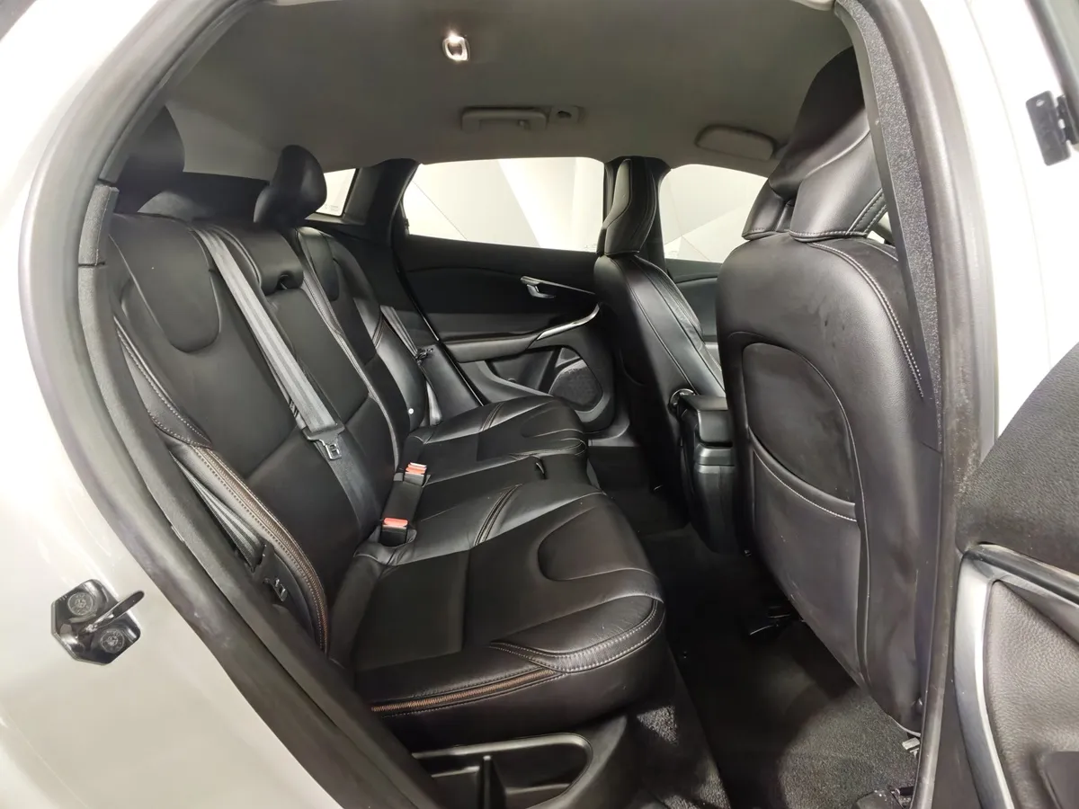 Volvo V40 2.0 T5 Geartronic AWD (213 л.с.) Белый в АВИЛОН. Слайд №16