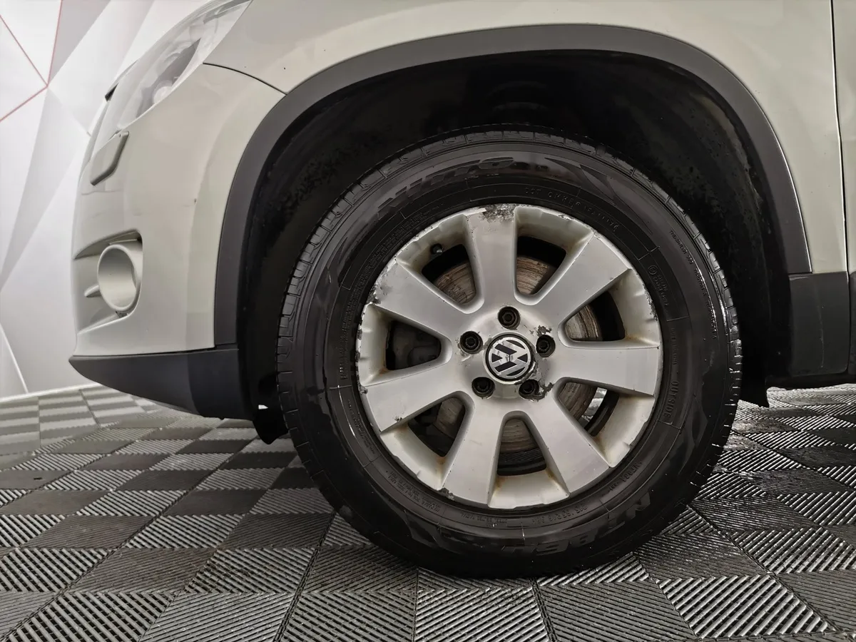 Volkswagen Tiguan 2.0 TSI 4Motion AT (170 л.с.) Sport&Style Серебристый в АВИЛОН. Слайд №9