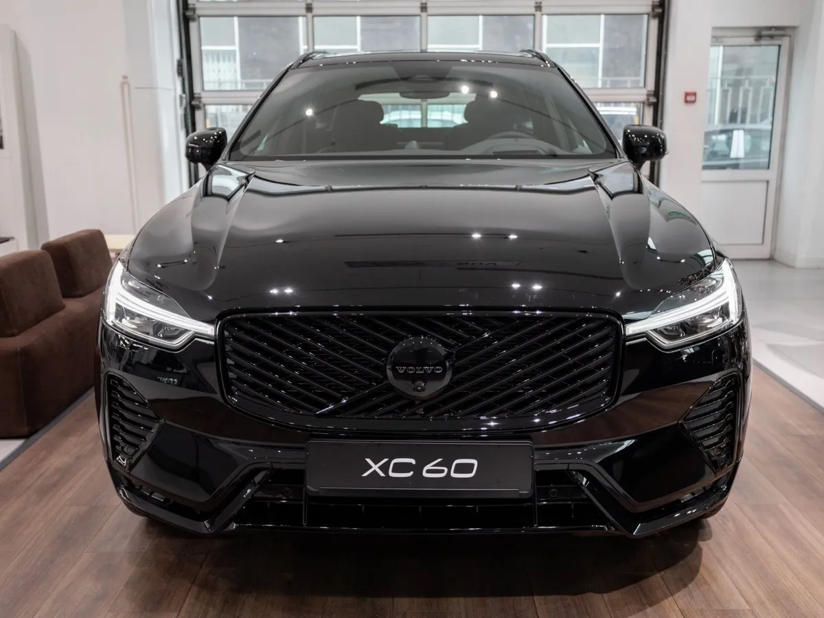 Volvo XC60 2.0 B5 8AT AWD (250 л.с.) Ультра темный Черный в АВИЛОН. Слайд №3