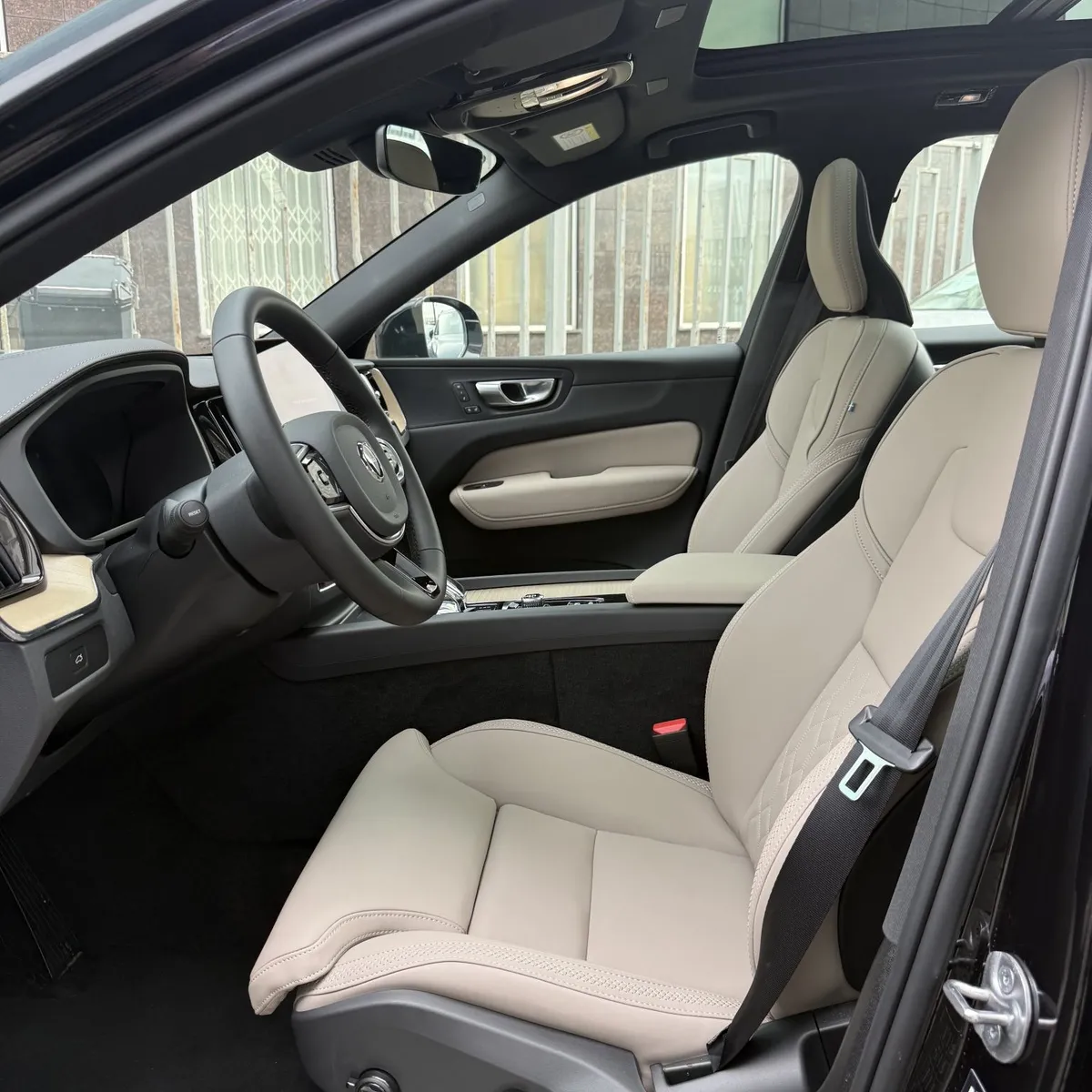 Volvo XC60 2.0 AT AWD (264 л.с.) Luxury Edition Черный в АВИЛОН. Слайд №7
