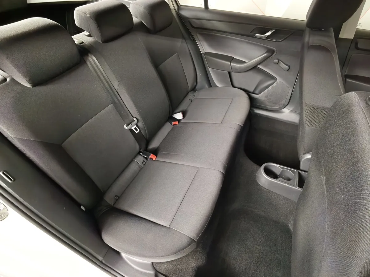 Skoda Rapid 1.6 MT (90 л.с.) Белый в АВИЛОН. Слайд №17