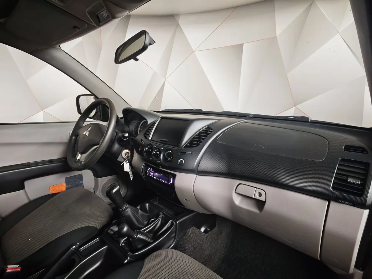 Mitsubishi L200 2.5 DI-D MT 4WD (136 л.с.) Серый в АВИЛОН. Слайд №10