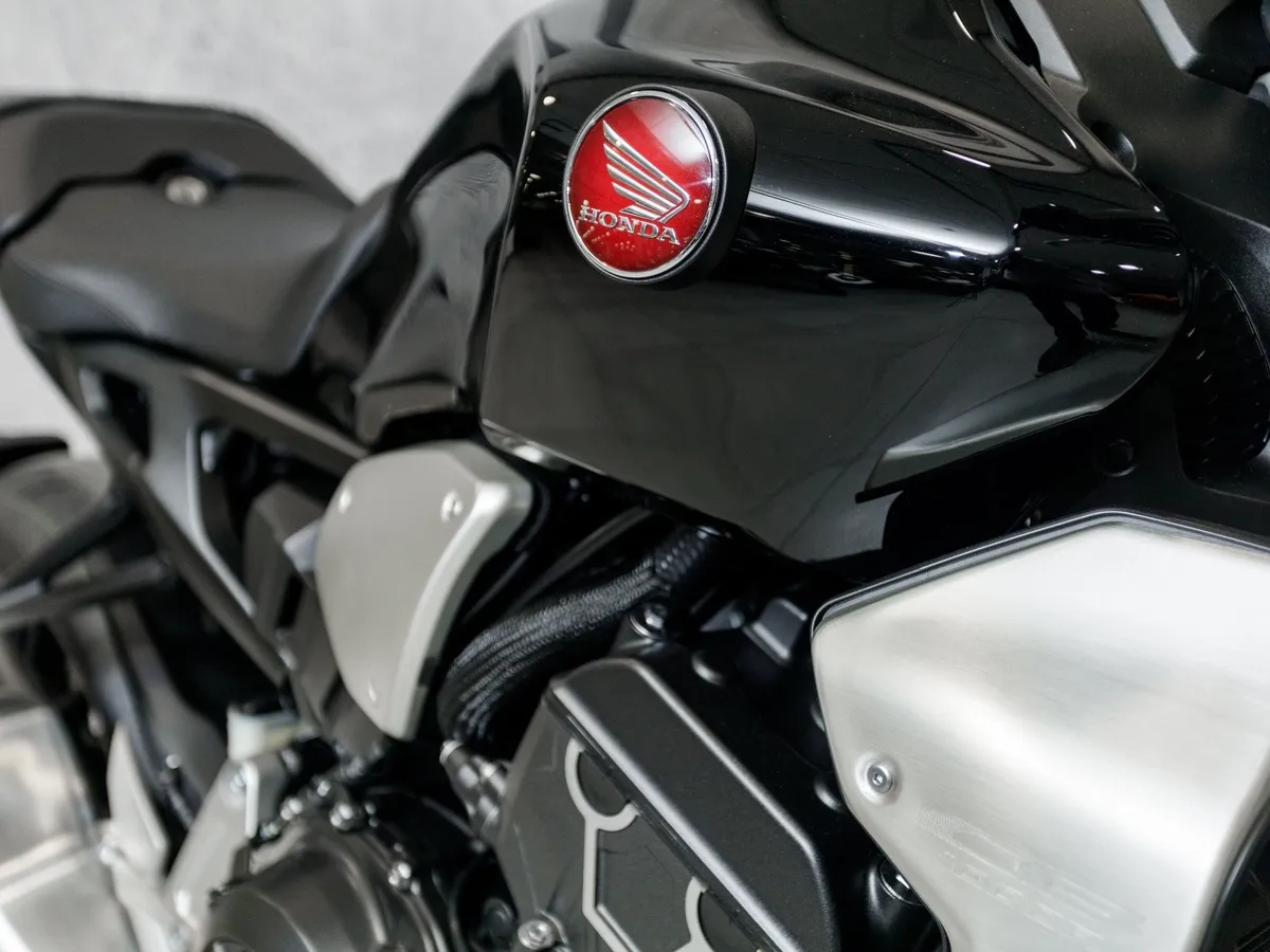 Honda CB1000 R 998 см³ (145 л.с.) 998 Черный в АВИЛОН. Слайд №9
