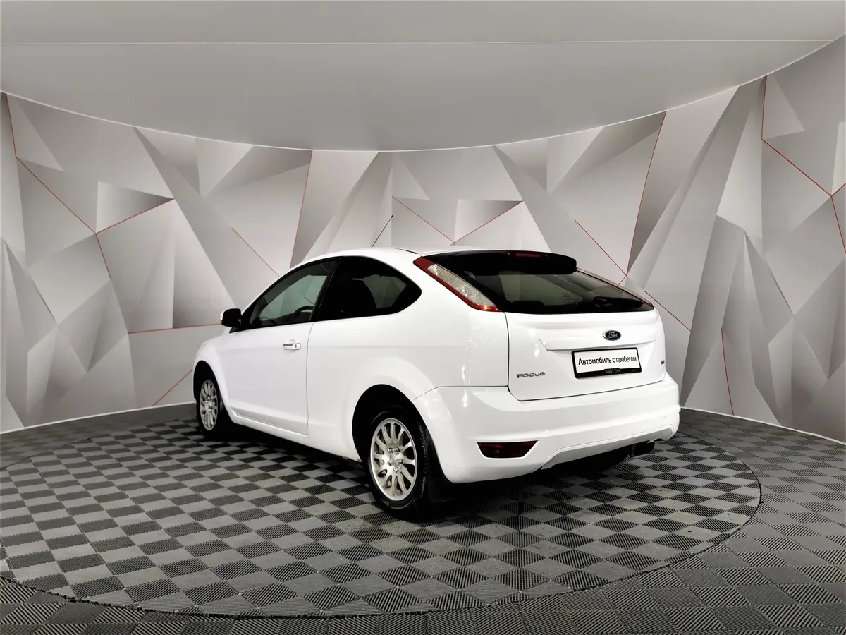 Ford Focus 1.6 MT (101 л.с.) Белый в АВИЛОН. Слайд №4