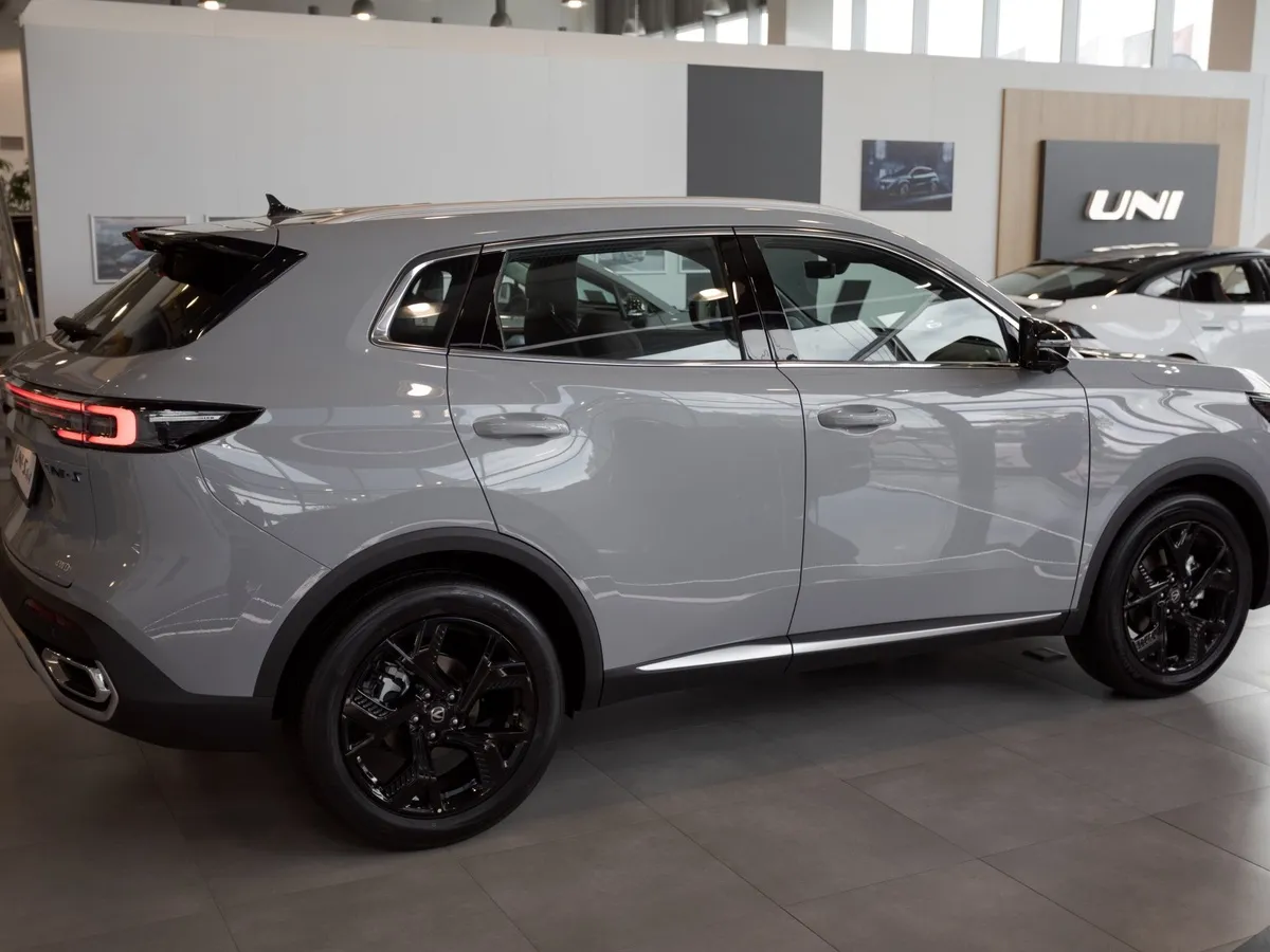 Changan UNI-S 1.5T 7DCT 4WD (181 л.с.) Техно Серый в АВИЛОН. Слайд №4