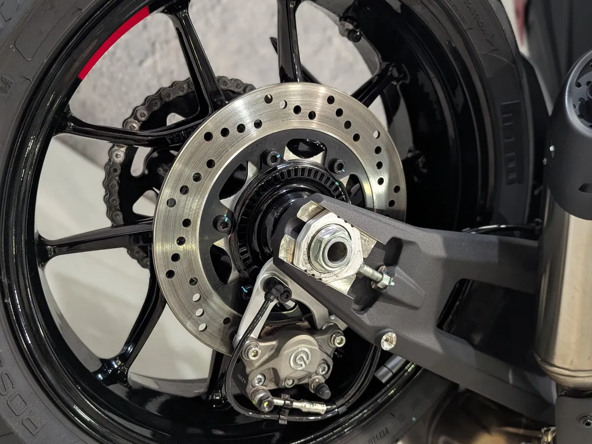 Ducati Monster 937 937 см³ (111 л.с.) (111) 937 Красный в АВИЛОН. Слайд №8
