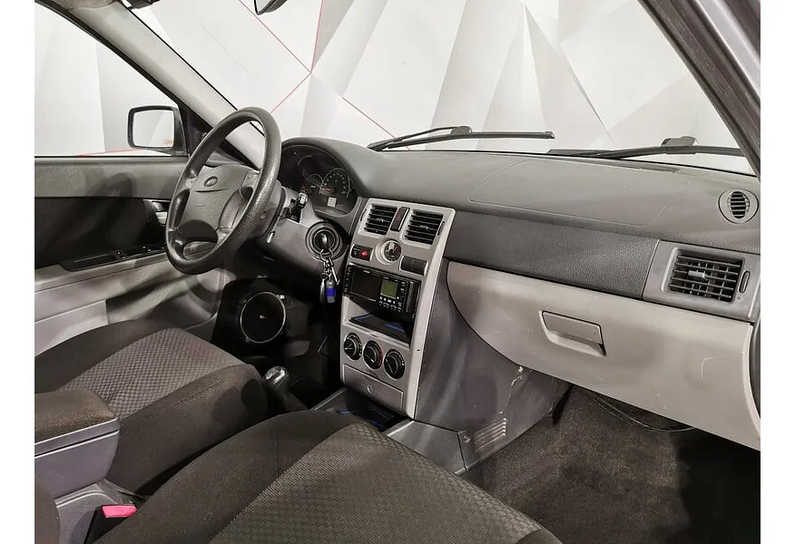 ВАЗ (Lada) Priora 1.6 MT 16 кл (Евро-4) (98 л.с.) Серебристый в АВИЛОН. Слайд №13