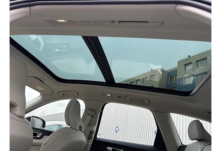 Volvo XC60 2.0 B5 8AT AWD (250 л.с.) Ultra Dark Черный в АВИЛОН. Слайд №12