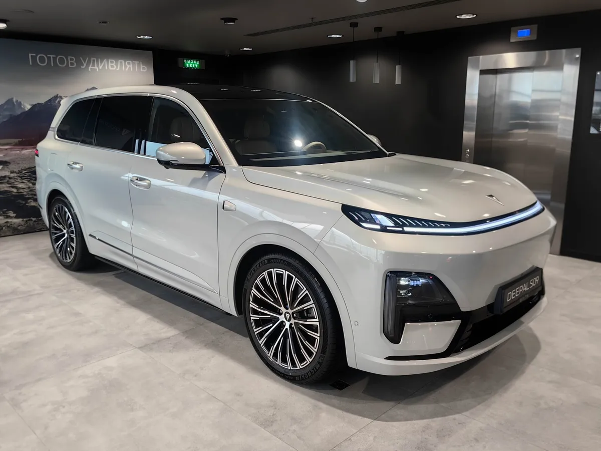 Deepal S09 1.5h AT 4WD (492 л.с.) 5 мест Techno Серебристый в АВИЛОН. Слайд №2