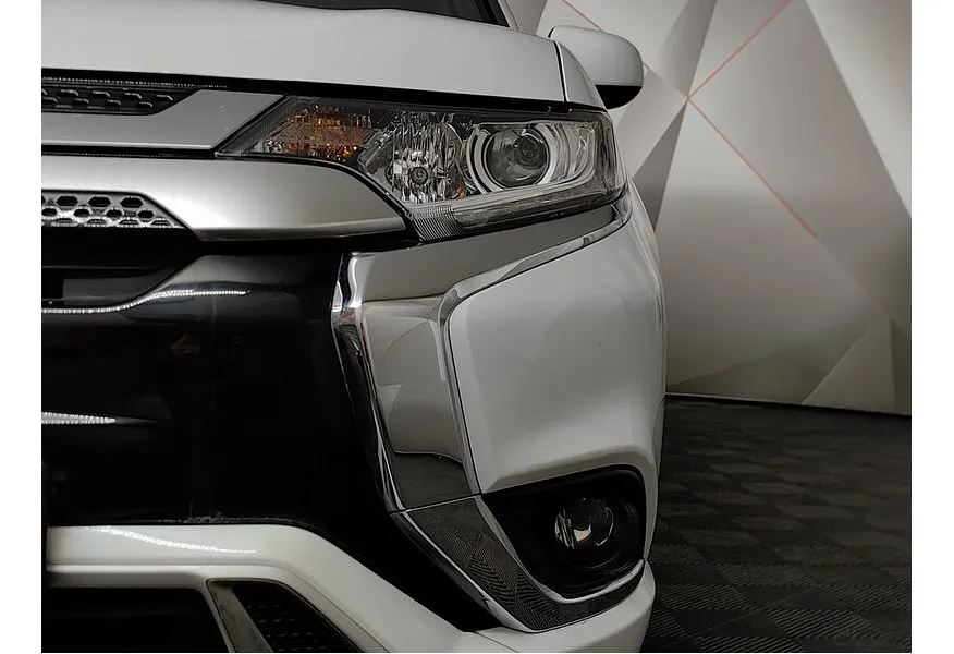 Mitsubishi Outlander 2.0 CVT (146 л.с.) Invite Белый в АВИЛОН. Слайд №10