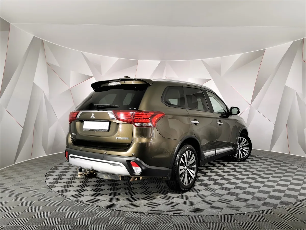 Mitsubishi Outlander 2.4 MIVEC CVT 4WD 7 мест (167 л.с.) Ultimate Коричневый в АВИЛОН. Слайд №2
