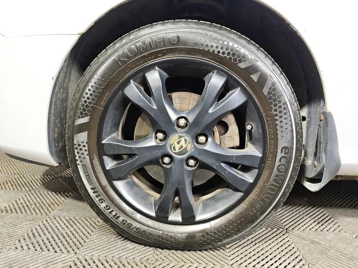 Hyundai Elantra 1.6 AT (122 л.с.) Белый в АВИЛОН. Слайд №9