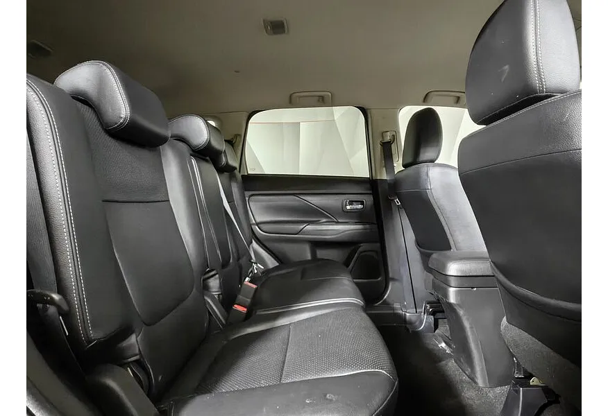 Mitsubishi Outlander 2.0 MIVEC CVT 4WD (146 л.с.) Invite Белый в АВИЛОН. Слайд №16