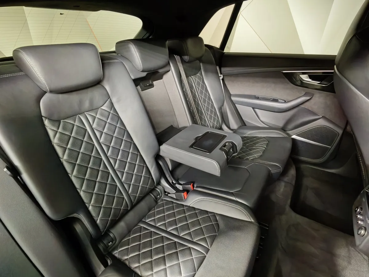 Audi Q8 55 TFSI Tiptronic quattro (340 л.с.) Серый в АВИЛОН. Слайд №17