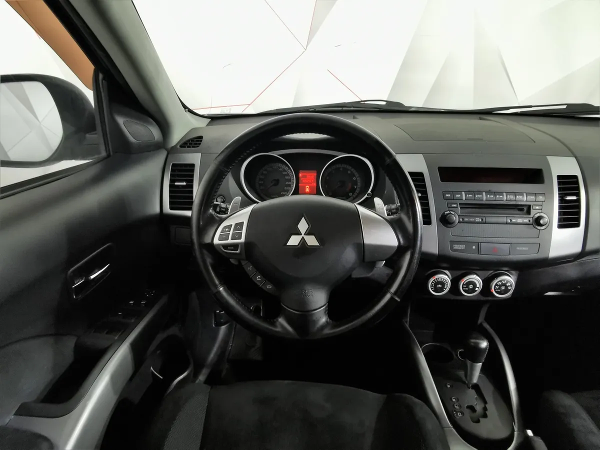 Mitsubishi Outlander 2.4 CVT 4WD (170 л.с.) Серебристый в АВИЛОН. Слайд №17
