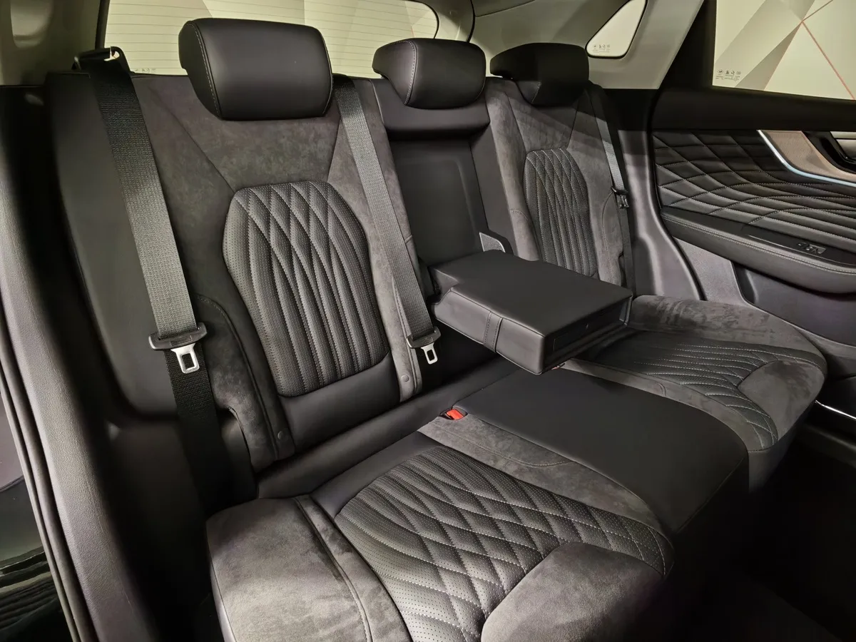 Hongqi HS5 2.0 AT 4WD (224 л.с.) Комфорт Черный в АВИЛОН. Слайд №17