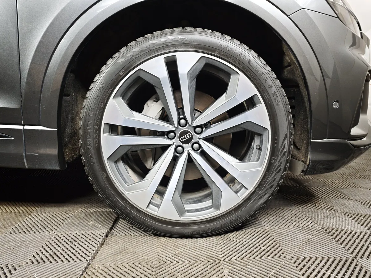 Audi Q8 55 TFSI Tiptronic quattro (340 л.с.) Серый в АВИЛОН. Слайд №9