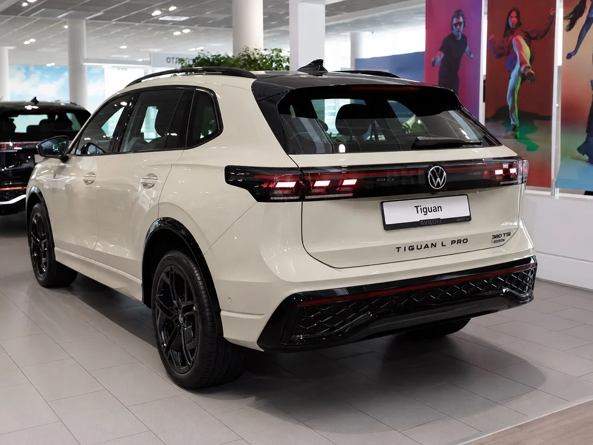 Volkswagen Tiguan 380 TSI 2.0 DSG 4WD (220 л.с.) R-Line Белый в АВИЛОН. Слайд №5