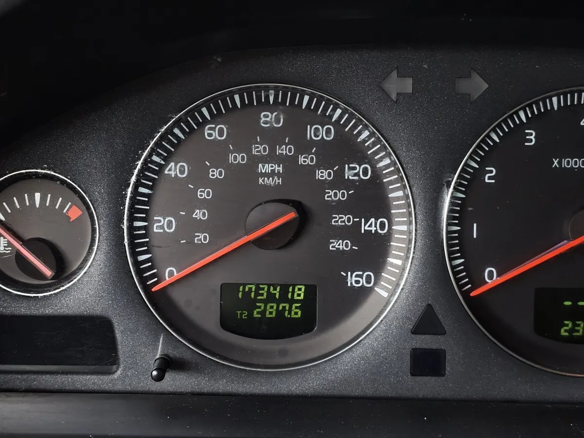 Volvo XC90 2.5 T5 Geartronic AWD (5 мест) (210 л.с.) Бежевый в АВИЛОН. Слайд №15
