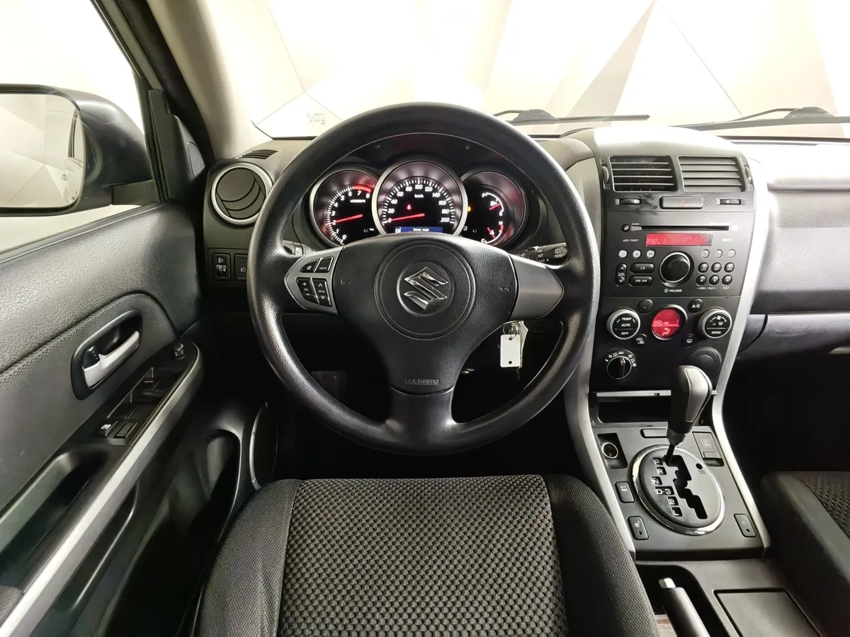 Suzuki Grand Vitara 2.0 AT (140 л.с.) Серебристый в АВИЛОН. Слайд №20