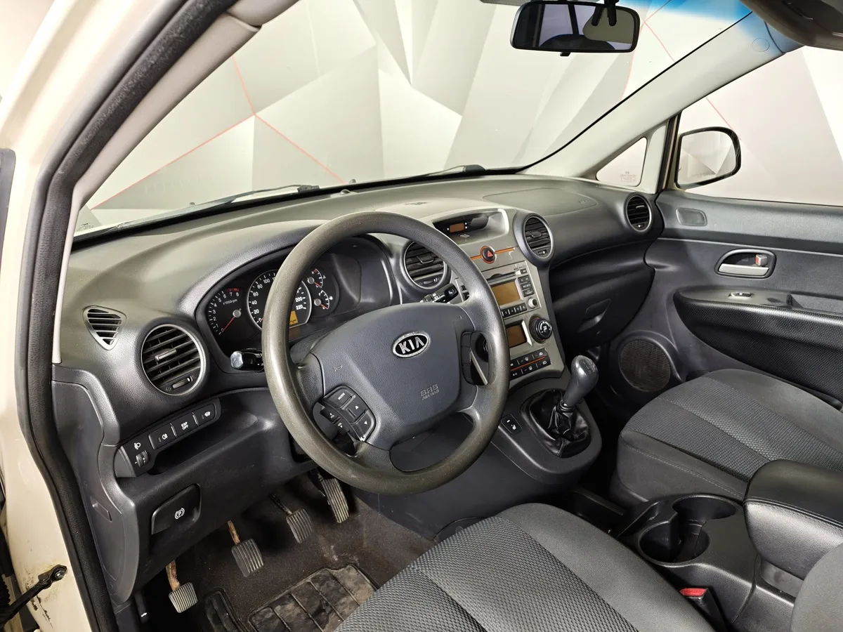 Kia Carens 2.0 MT (137 л.с.) Бежевый в АВИЛОН. Слайд №18