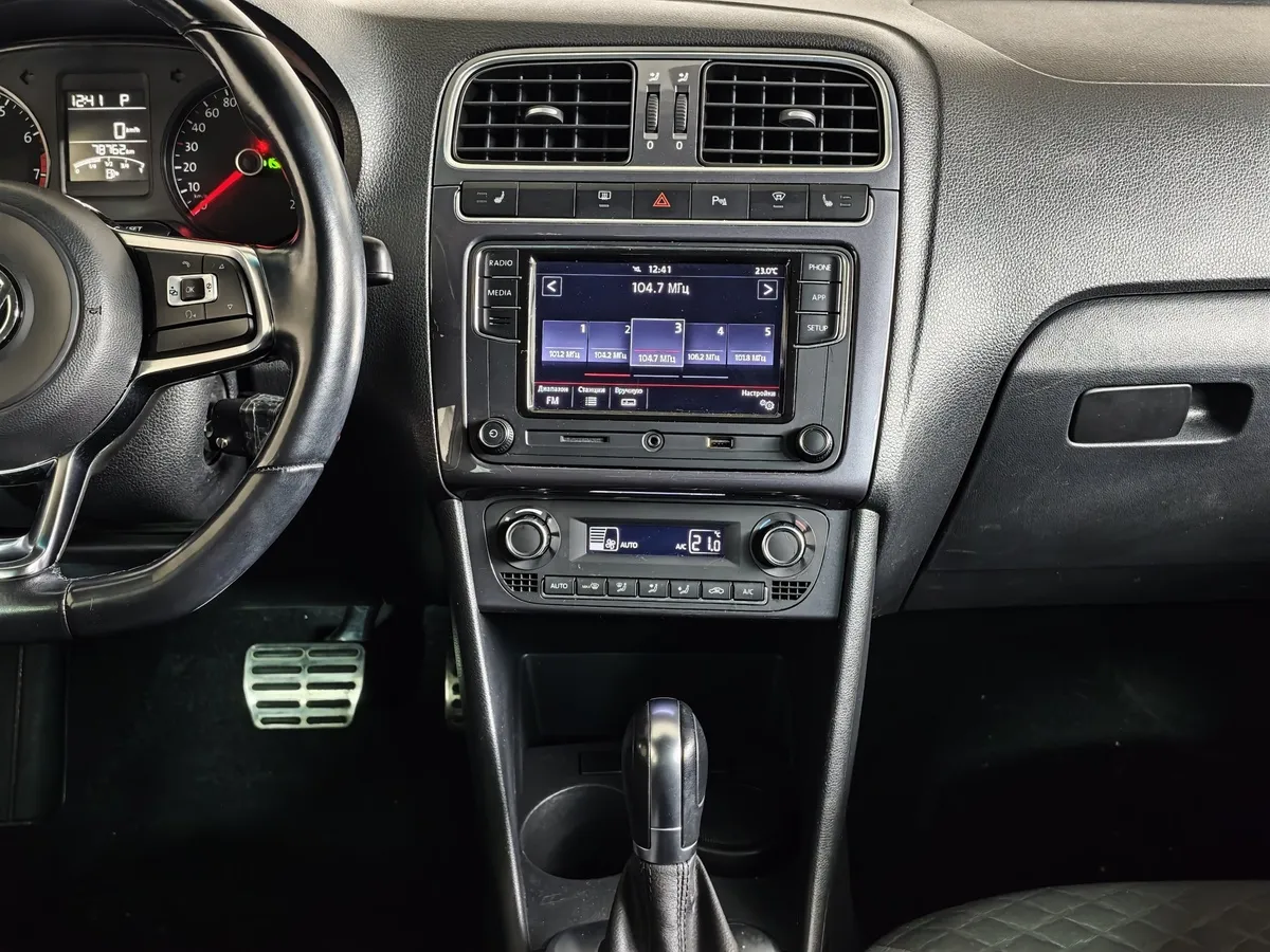 Volkswagen Polo 1.6 MPI AT (110 л.с.) Highline Белый в АВИЛОН. Слайд №15