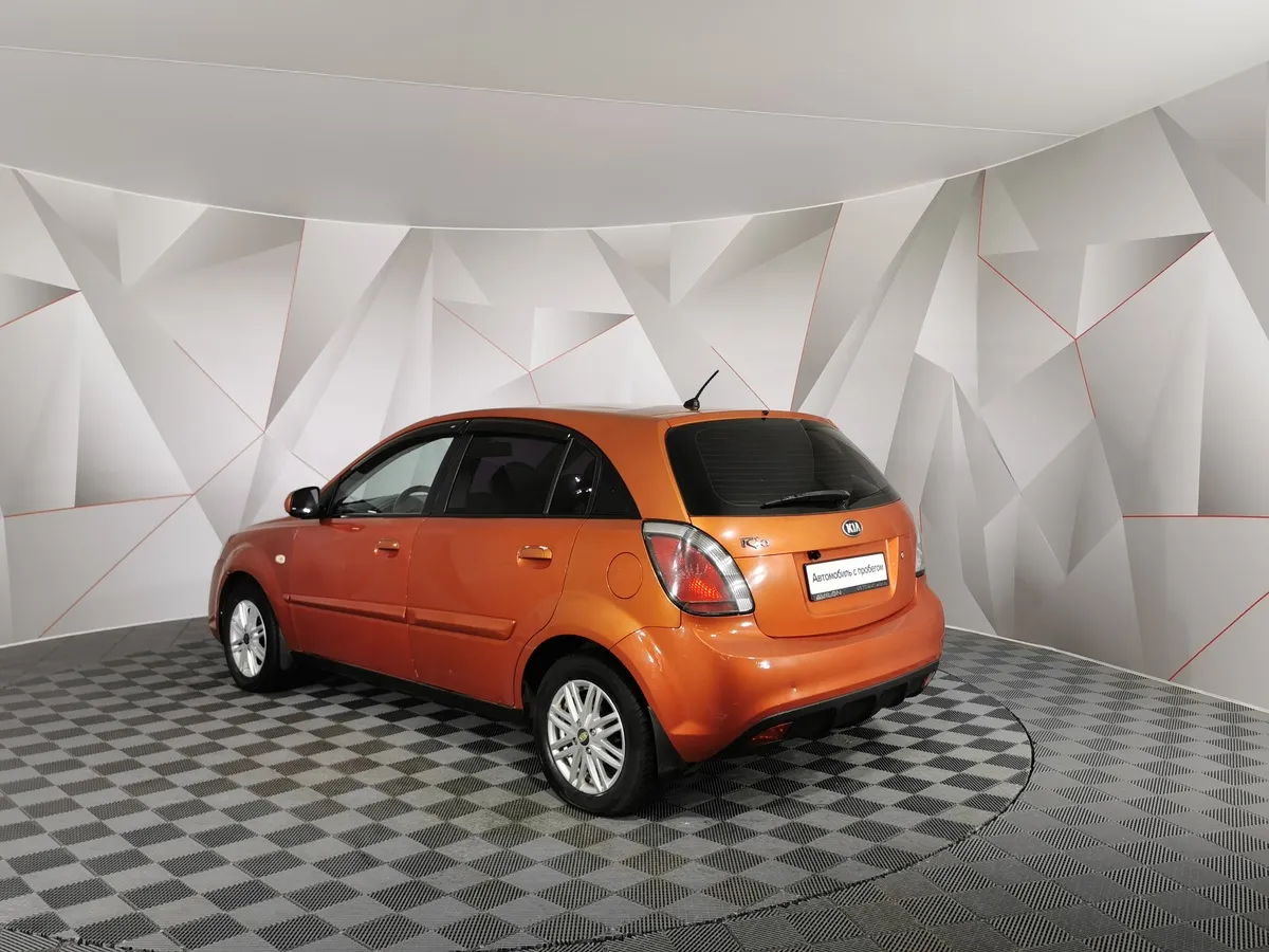 Kia Rio 1.4 MT (97 л.с.) Оранжевый в АВИЛОН. Слайд №4