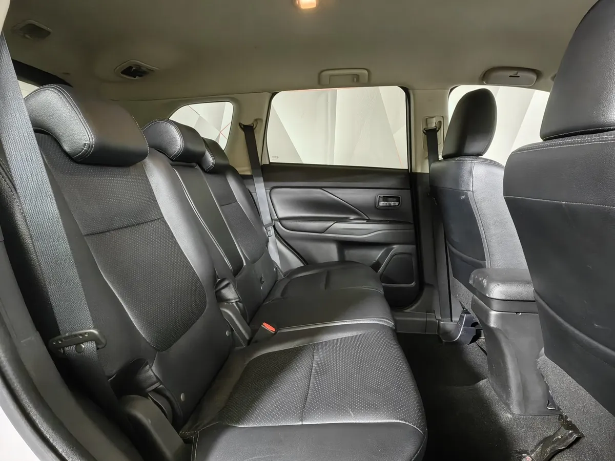 Mitsubishi Outlander 3.0 AT 4WD (230 л.с.) Белый в АВИЛОН. Слайд №16