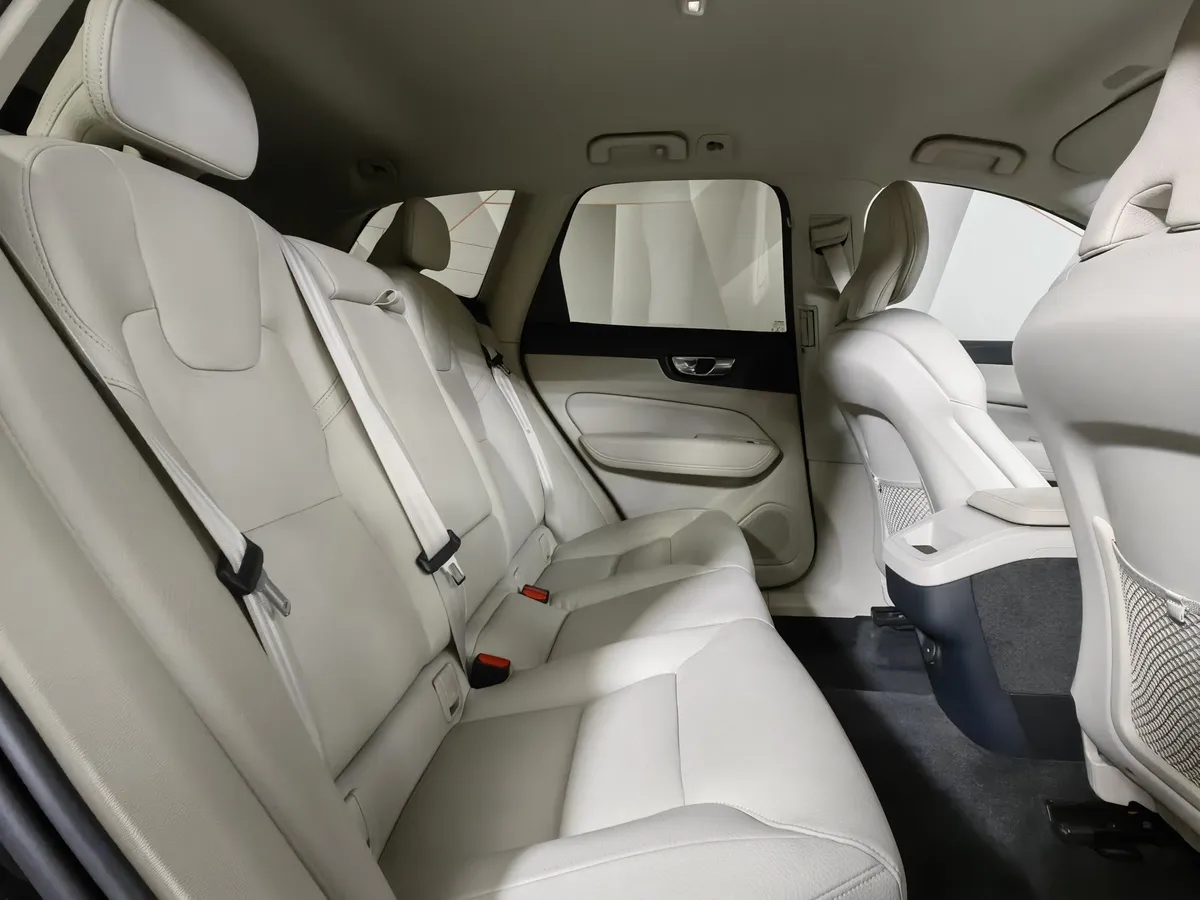 Volvo XC60 2.0 T5 AT AWD (249 л.с.) Inscription Черный в АВИЛОН. Слайд №16