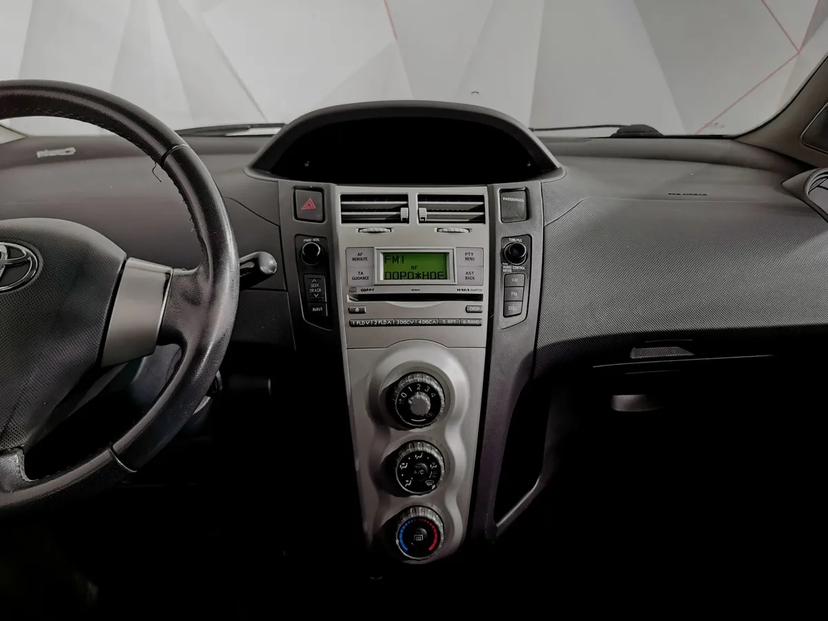 Toyota Yaris 1.3 MMT (87 л.с.) Серый в АВИЛОН. Слайд №14