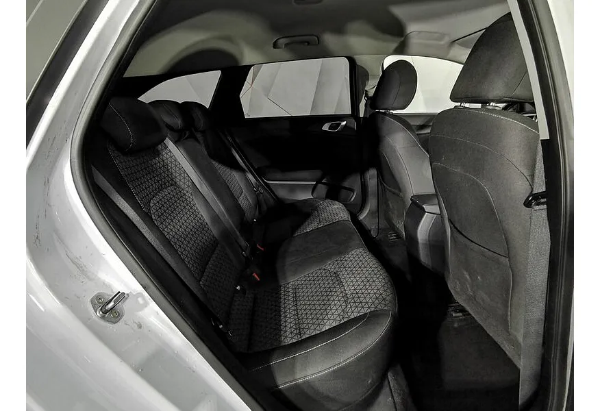 Kia Ceed 1.6 CRDi AMT (136 л.с.) Белый в АВИЛОН. Слайд №17