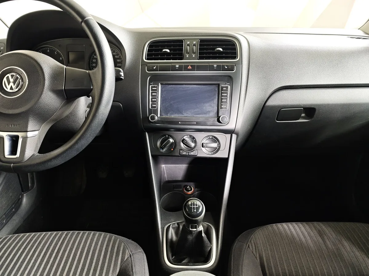 Volkswagen Polo 1.6 MT (105 л.с.) Comfortline Серебристый в АВИЛОН. Слайд №12