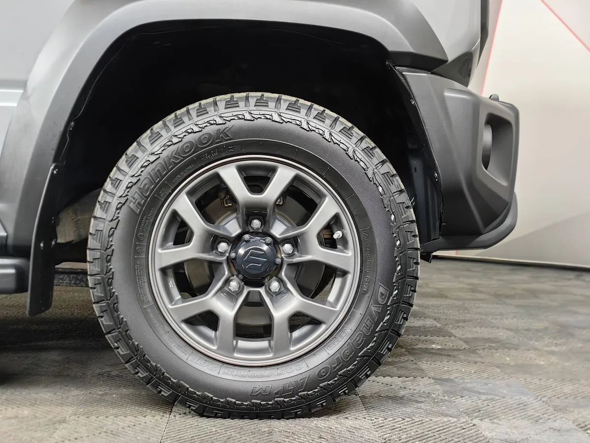 Suzuki Jimny 1.5 AT AWD (102 л.с.) GLX Серый в АВИЛОН. Слайд №9