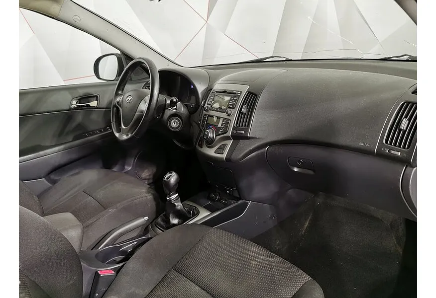 Hyundai i30 1.6 MT (122 л.с.) Черный в АВИЛОН. Слайд №13