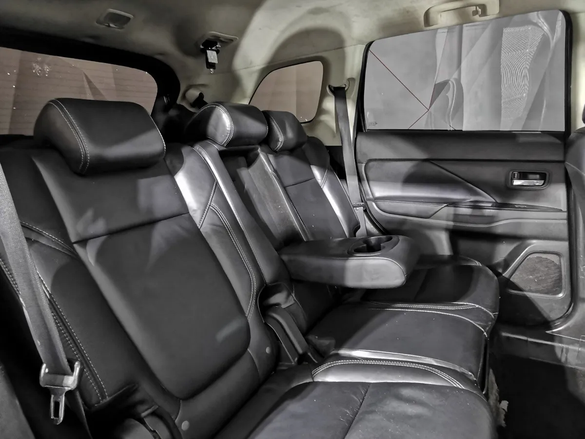 Mitsubishi Outlander 2.4 MIVEC CVT 4WD (167 л.с.) Ultimate Черный в АВИЛОН. Слайд №16