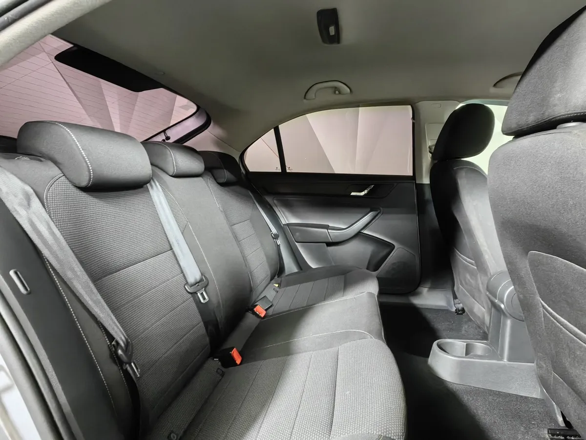 Skoda Rapid 1.6 MT (105 л.с.) Серебристый в АВИЛОН. Слайд №16