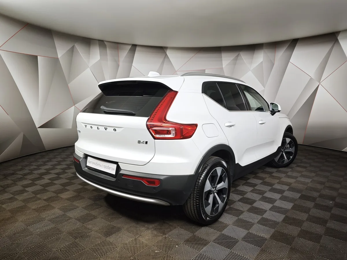 Volvo XC40 2.0 B4 AT AWD (190 л.с.) Deluxe Белый в АВИЛОН. Слайд №2