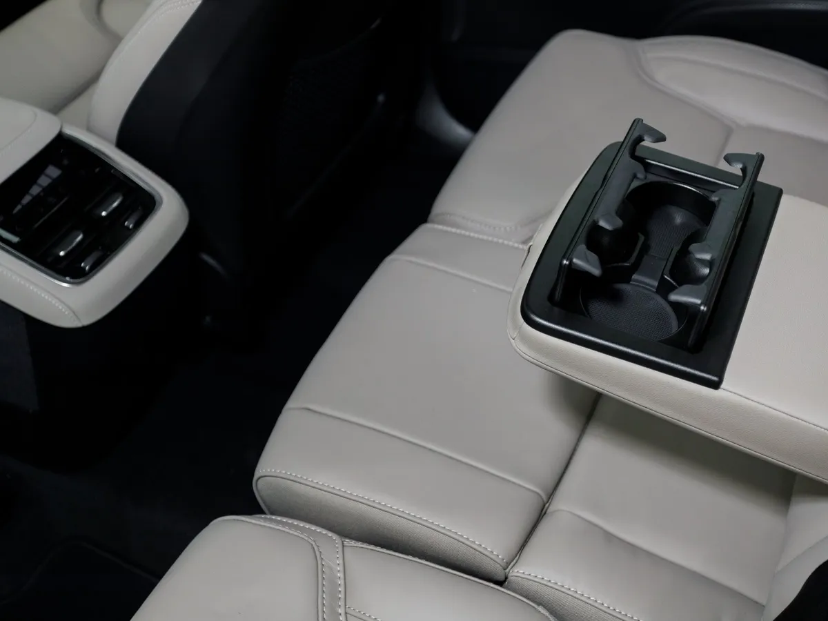 Volvo XC90 2.0 B6 mild hybrid AT AWD (7 мест) (300 л.с.) Ультра темный Серебристый в АВИЛОН. Слайд №13