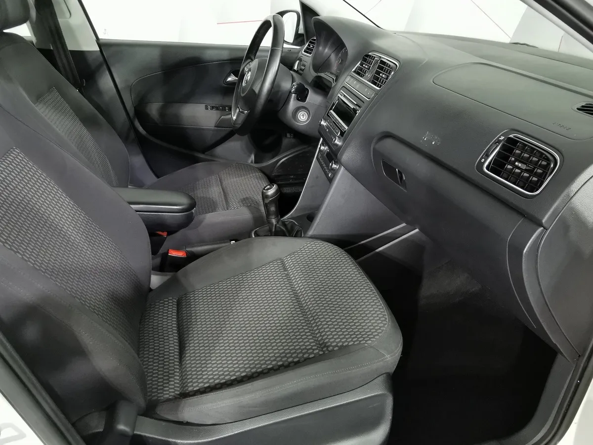 Volkswagen Polo 1.6 MT (105 л.с.) Белый в АВИЛОН. Слайд №12