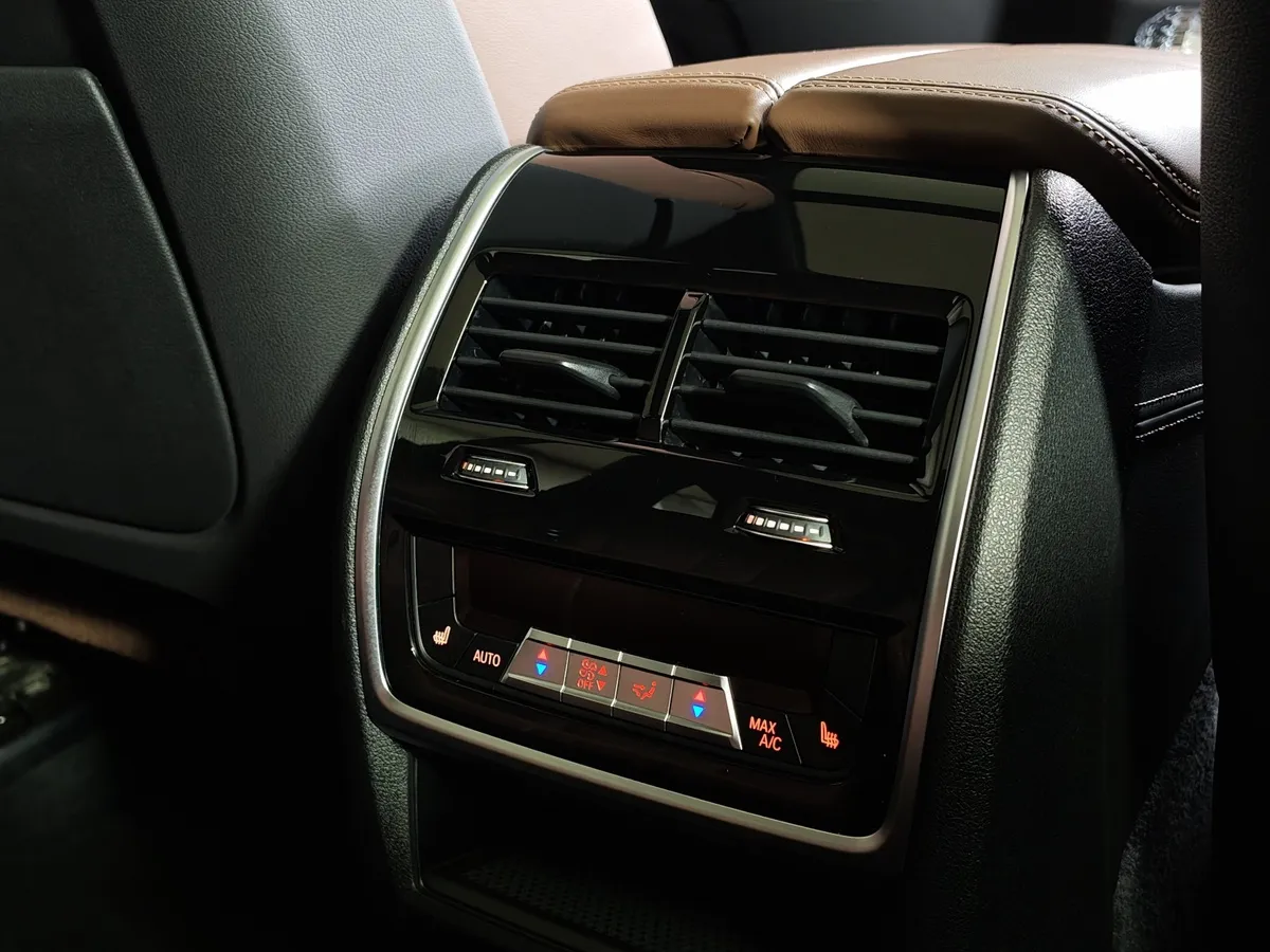 BMW X5 M50d Steptronic xDrive (400 л.с.) M Special Бежевый в АВИЛОН. Слайд №22