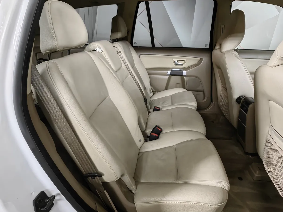 Volvo XC90 2.5 T5 Geartronic AWD (5 мест) (210 л.с.) Белый в АВИЛОН. Слайд №15