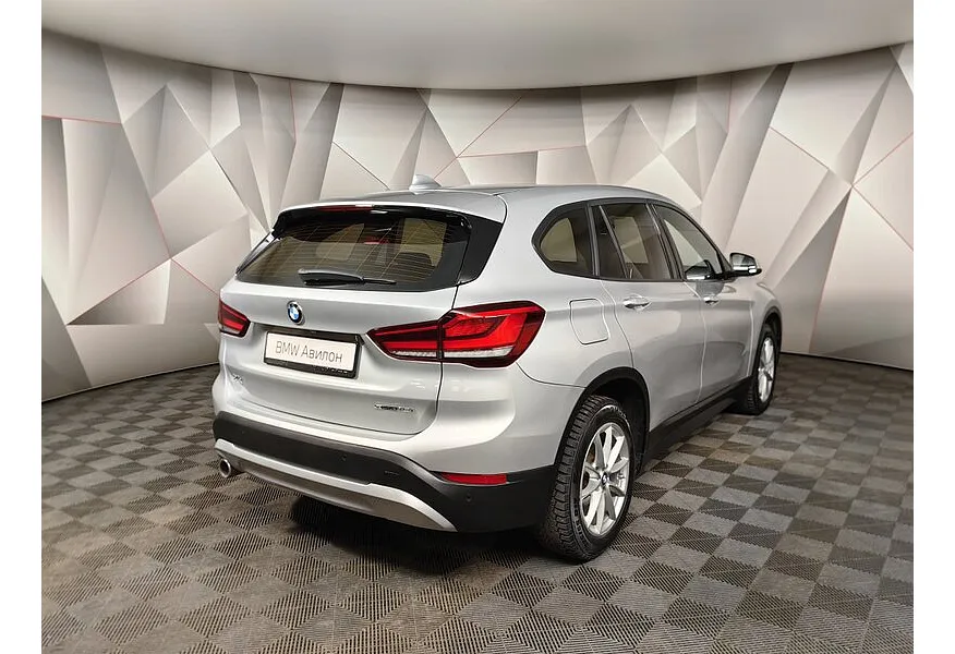 BMW X1 18i sDrive AT (136 л.с.) Серебристый в АВИЛОН. Слайд №2