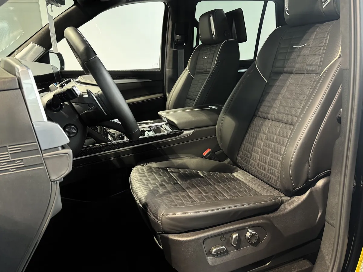 Cadillac Escalade V 6.2 AT 4WD (690 л.с.) V-series Черный в АВИЛОН. Слайд №9